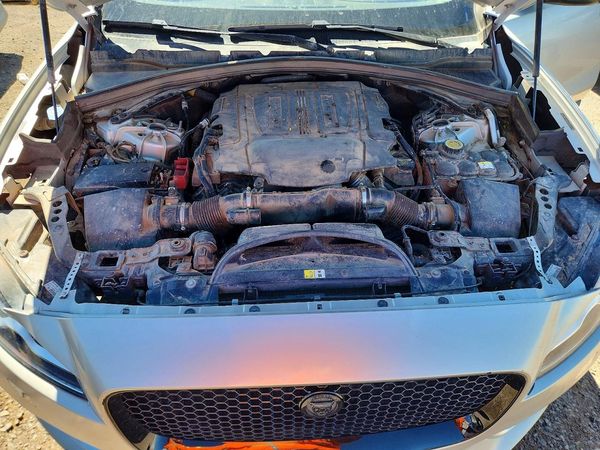 2017 JAGUAR F-PACE Prestige — Engine bay