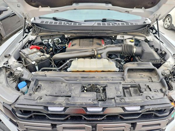 2025 FORD F150 Raptor — Engine bay