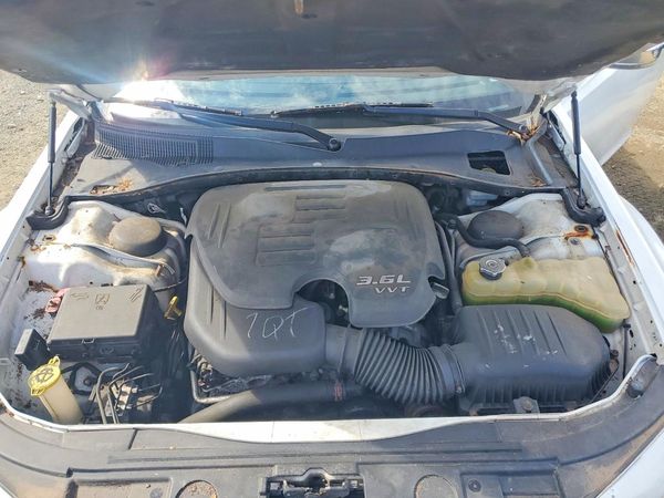2012 CHRYSLER 300 Limited — Engine bay