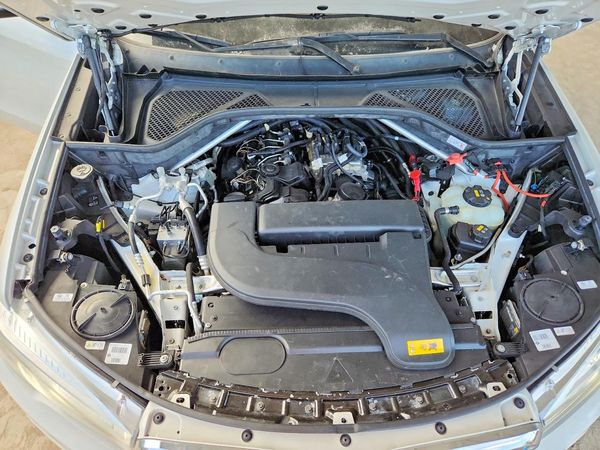 2018 BMW X5 xDrive40e — Engine bay