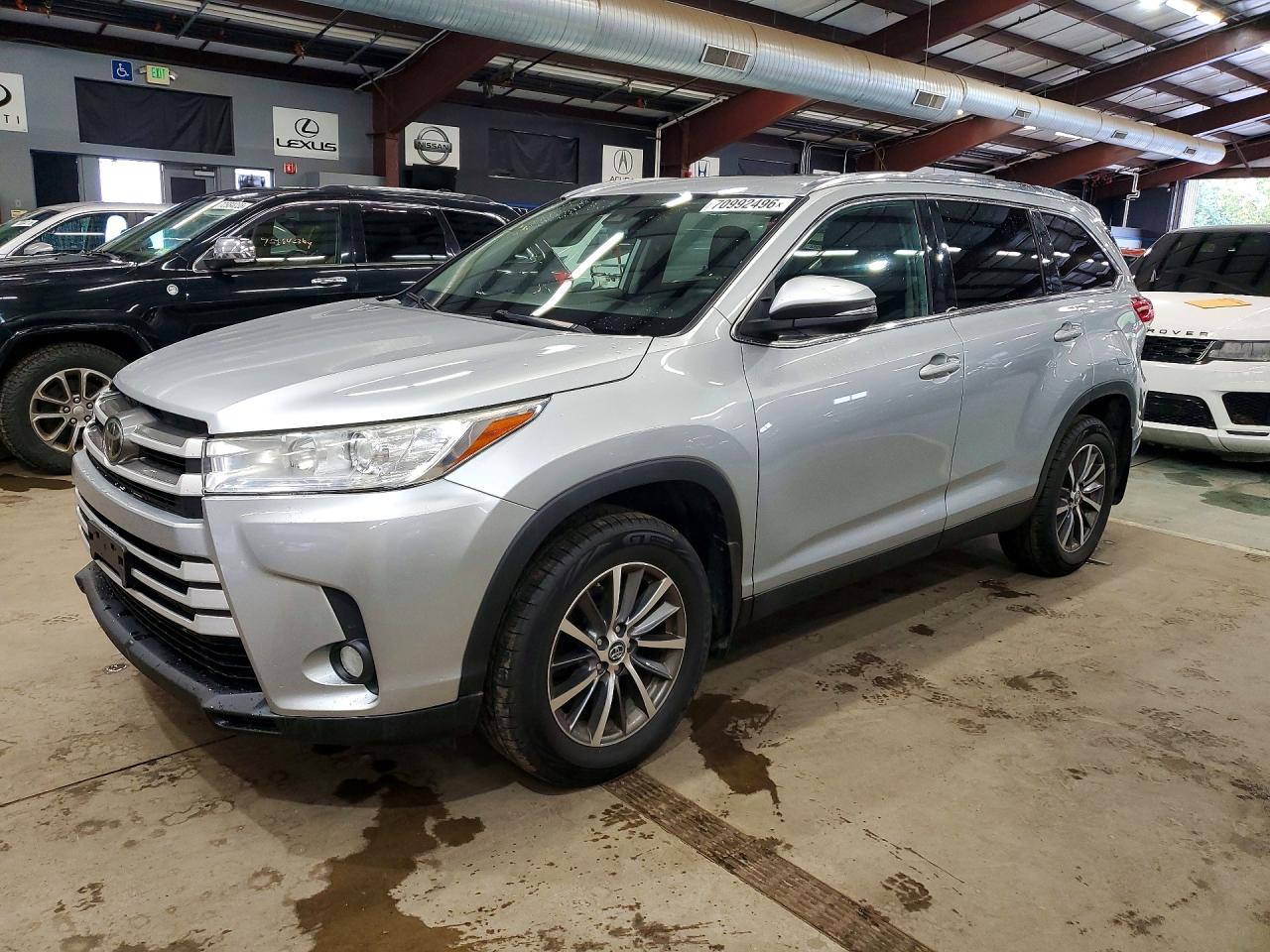 2019 TOYOTA HIGHLANDER SE/XLE — Front 3/4