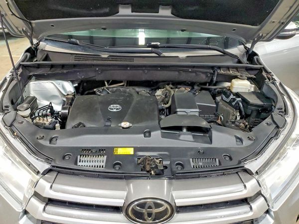 2019 TOYOTA HIGHLANDER SE/XLE — Engine bay