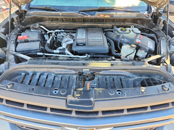 2020 CHEVROLET SILVERADO RST — Engine bay