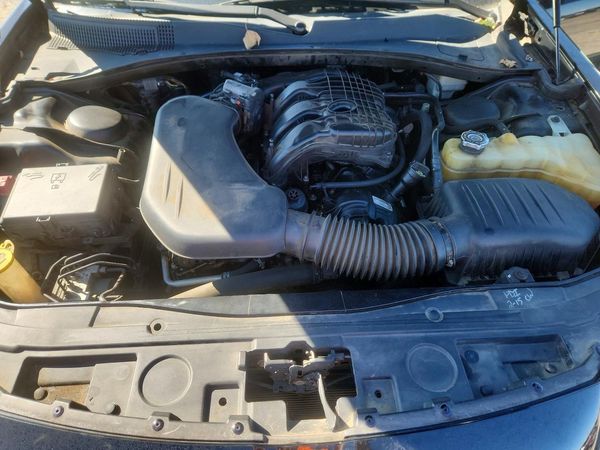 2015 CHRYSLER 300 Limited — Engine bay