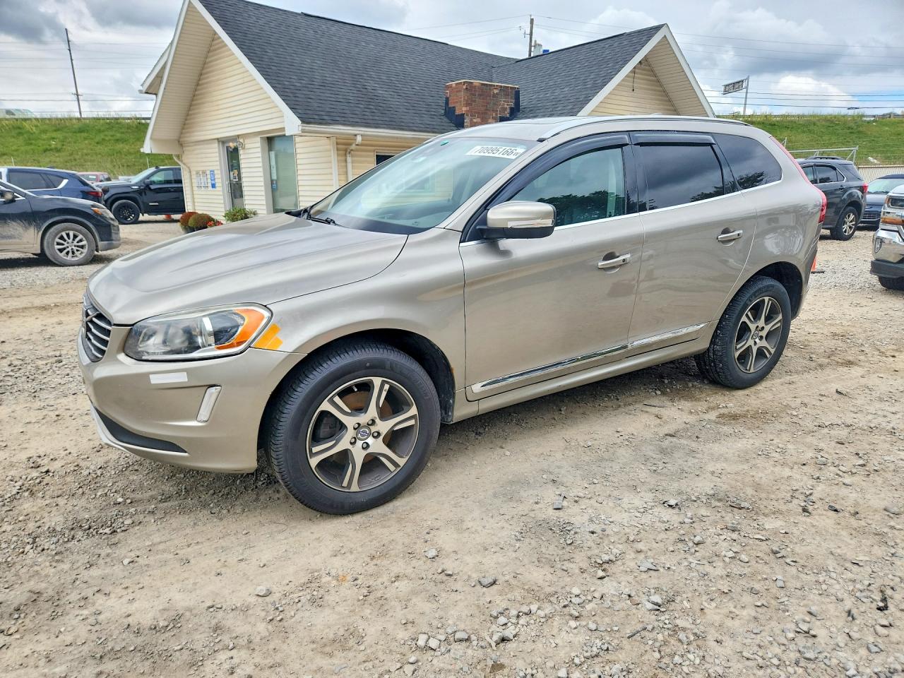 2015 VOLVO XC60 Premier+ (non R design) — Front 3/4