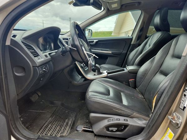 2015 VOLVO XC60 Premier+ (non R design) — DENT