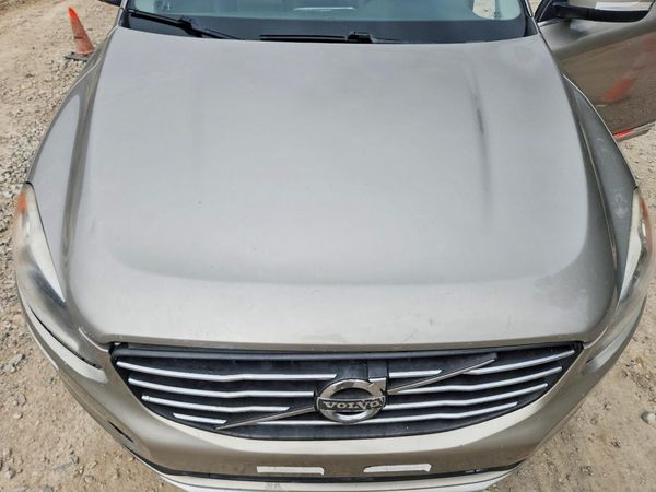 2015 VOLVO XC60 Premier+ (non R design) — Engine bay