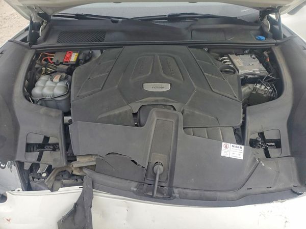 2021 PORSCHE CAYENNE — Engine bay
