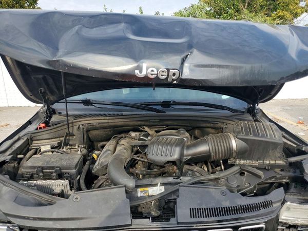2014 JEEP CHEROKEE Limited — Engine bay