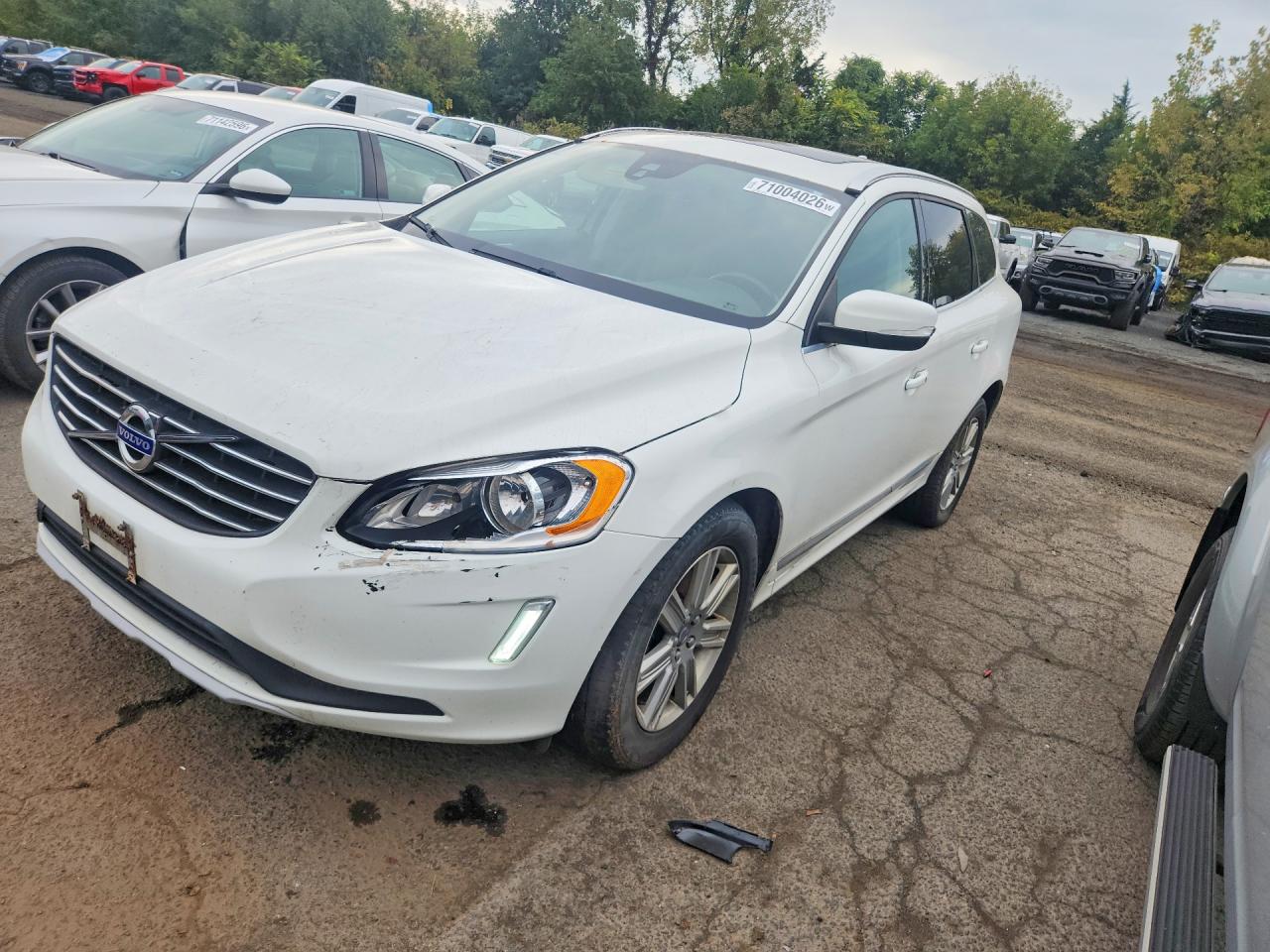 2016 VOLVO XC60 — Front 3/4