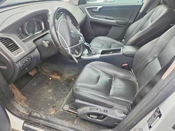 2016 VOLVO XC60 — DENT