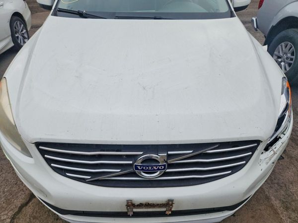 2016 VOLVO XC60 — Engine bay