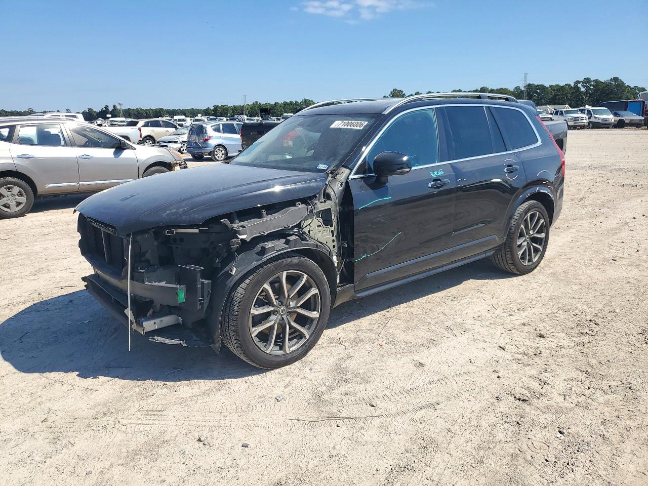 2016 VOLVO XC90 SV42 Momentum — Front 3/4