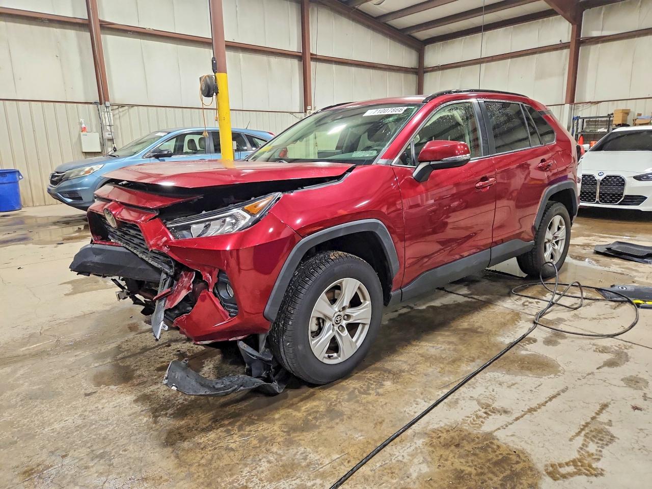 2020 TOYOTA RAV4 XLE — Front 3/4