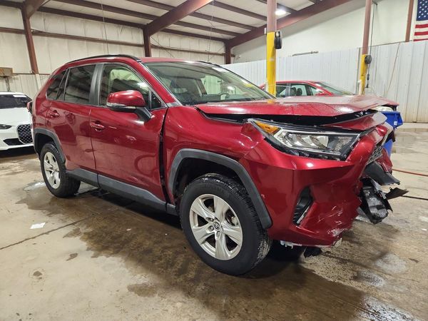2020 TOYOTA RAV4 XLE — Passenger 3/4