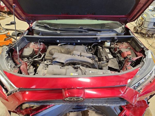 2020 TOYOTA RAV4 XLE — Engine bay