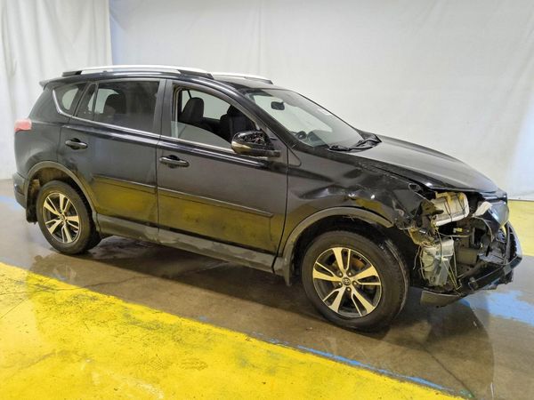 2018 TOYOTA RAV4 Adventure/XLE — Passenger 3/4