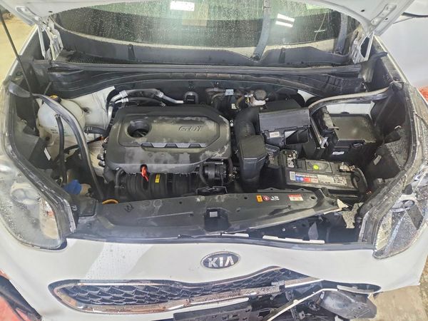 2020 KIA SPORTAGE LX — Engine bay