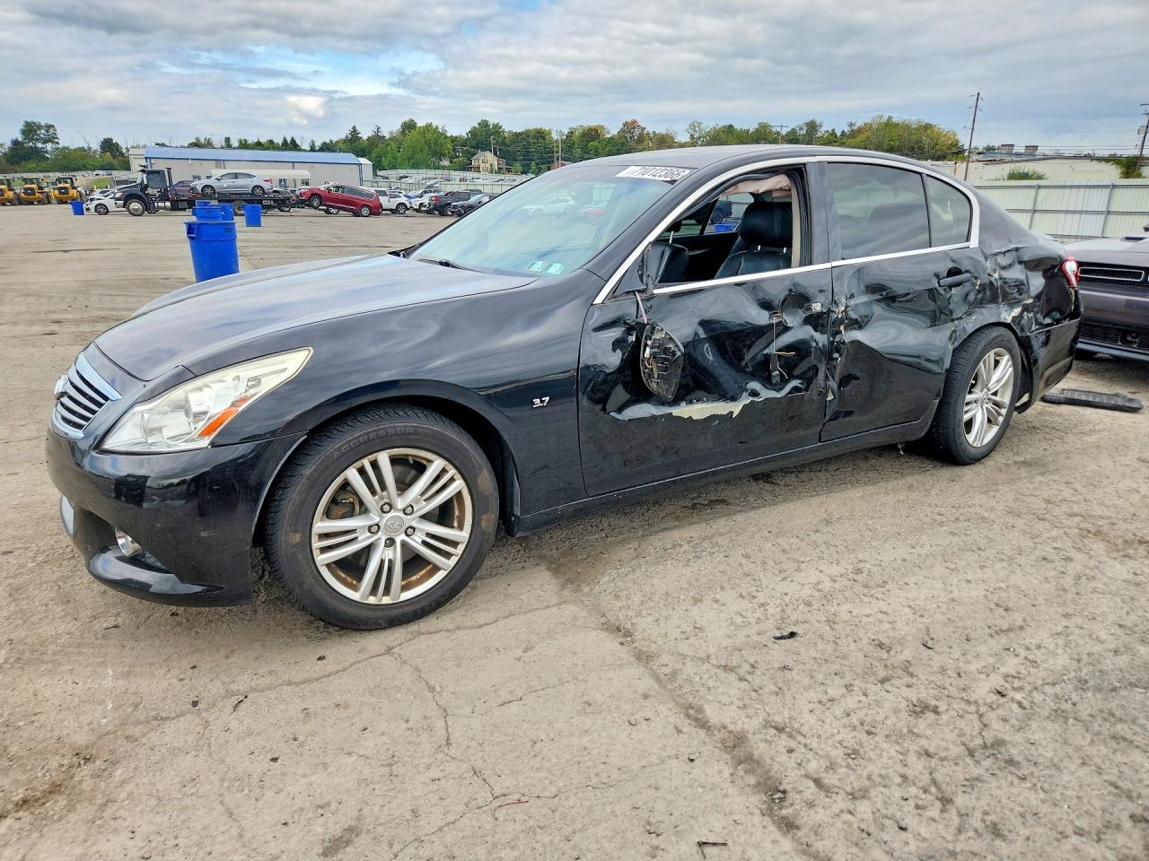 2015 INFINITI Q40 — Front 3/4
