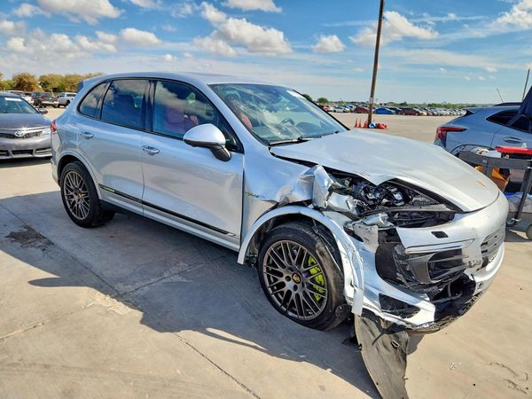 2017 PORSCHE CAYENNE E-Hybrid — Passenger 3/4