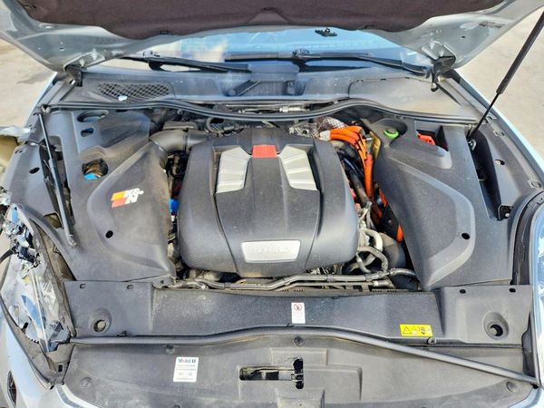 2017 PORSCHE CAYENNE E-Hybrid — Engine bay