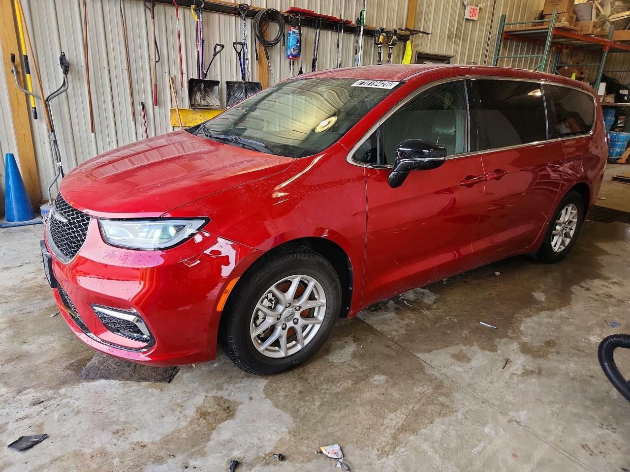 2025 CHRYSLER PACIFICA Select — Front 3/4