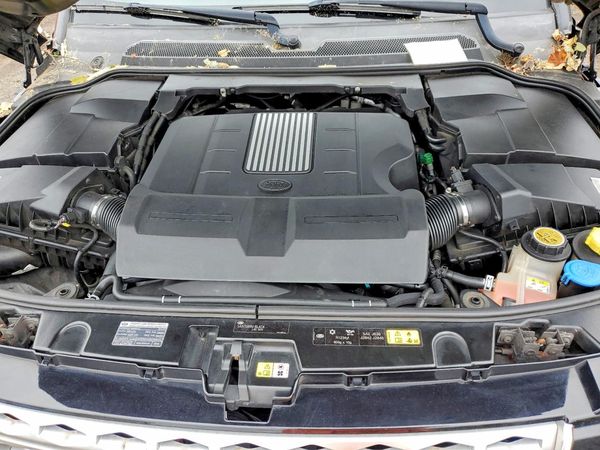 2016 LAND ROVER LR4 HSE Lux — Engine bay