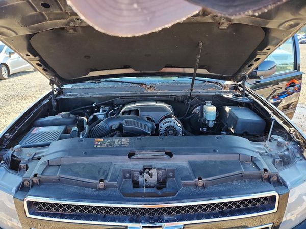 2012 CHEVROLET SUBURBAN LT — Engine bay