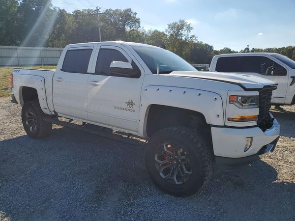 2018 CHEVROLET SILVERADO LT — Passenger 3/4