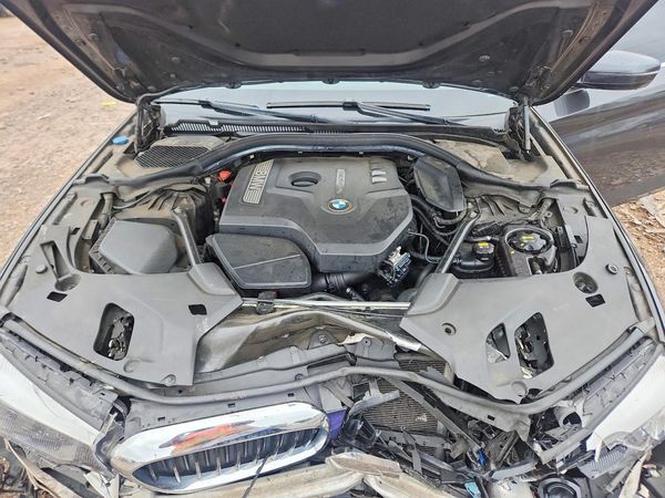 2017 BMW 5 SERIES xDrive — Engine bay