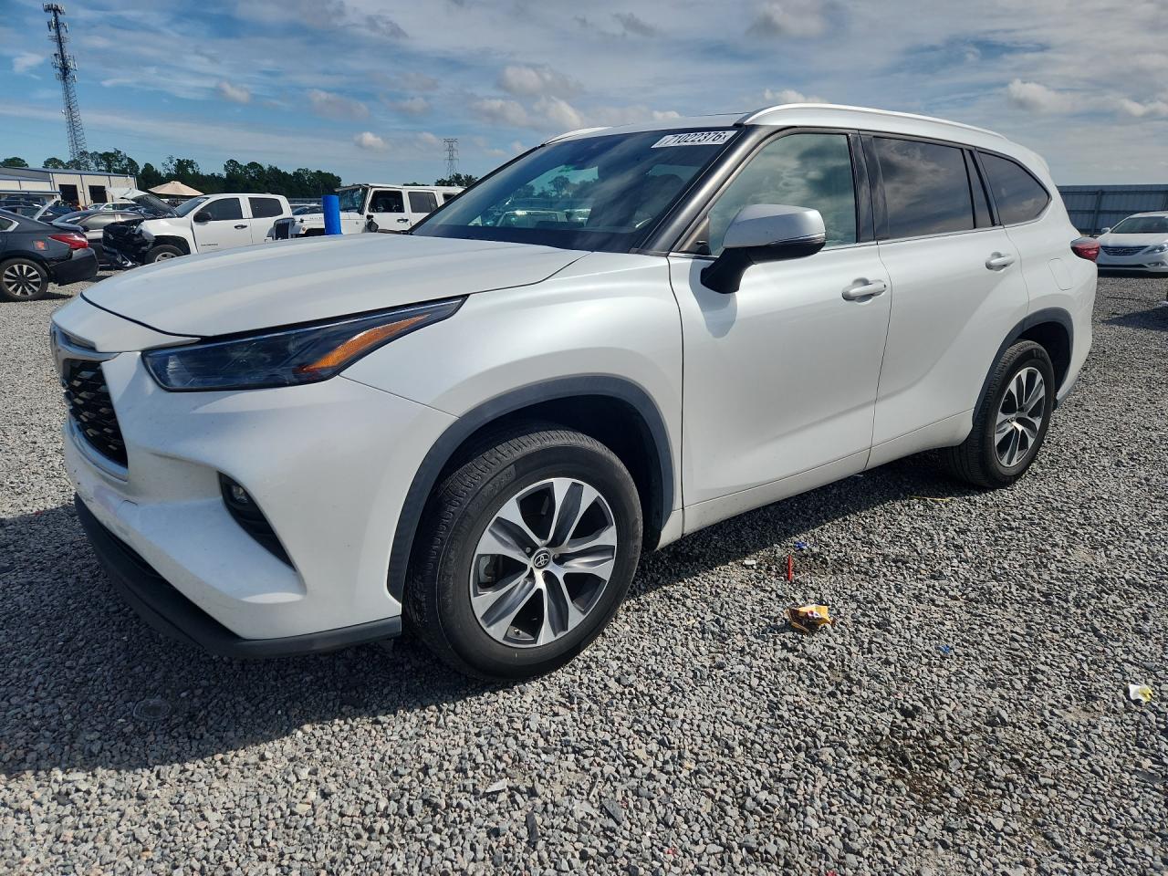 2022 TOYOTA HIGHLANDER XLE — Front 3/4