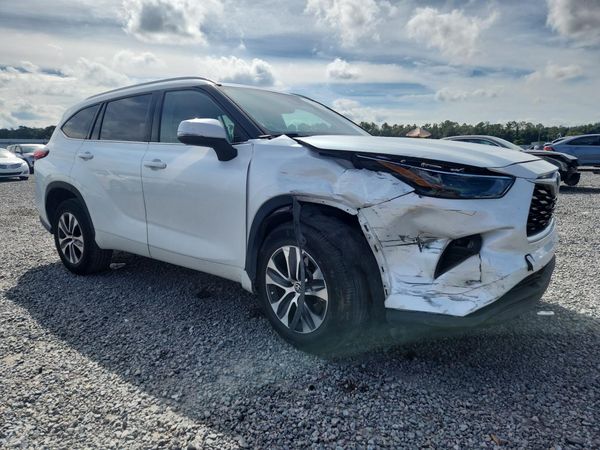 2022 TOYOTA HIGHLANDER XLE — Passenger 3/4