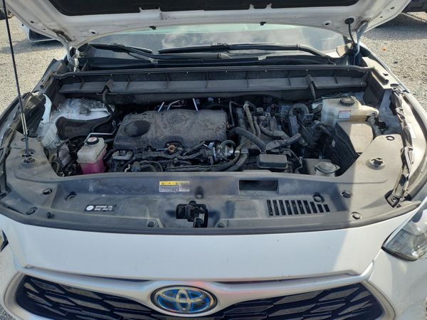 2022 TOYOTA HIGHLANDER XLE — Engine bay
