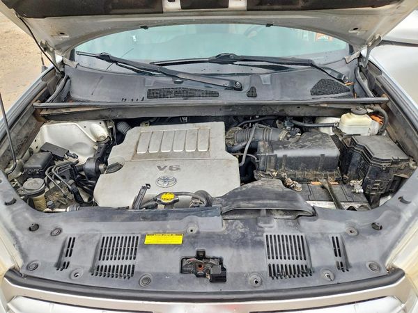 2012 TOYOTA HIGHLANDER Base/Hybrid — Engine bay