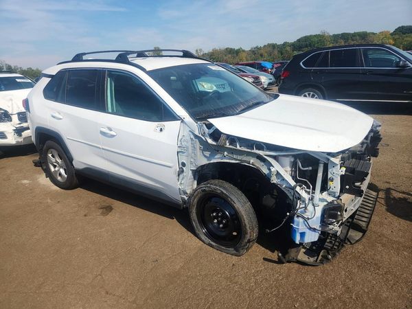 2021 TOYOTA RAV4 XLE — Passenger 3/4