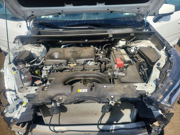 2021 TOYOTA RAV4 XLE — Engine bay