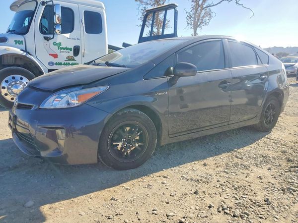 2013 TOYOTA PRIUS — Front 3/4