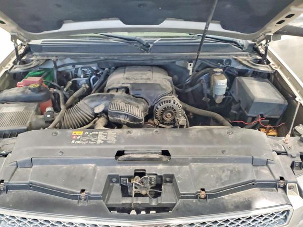 2013 CHEVROLET SUBURBAN LTZ — Engine bay