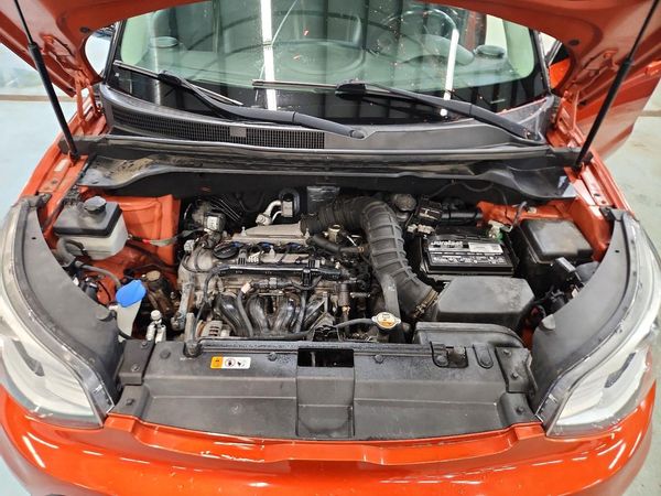 2018 KIA SOUL Exclaim — Engine bay