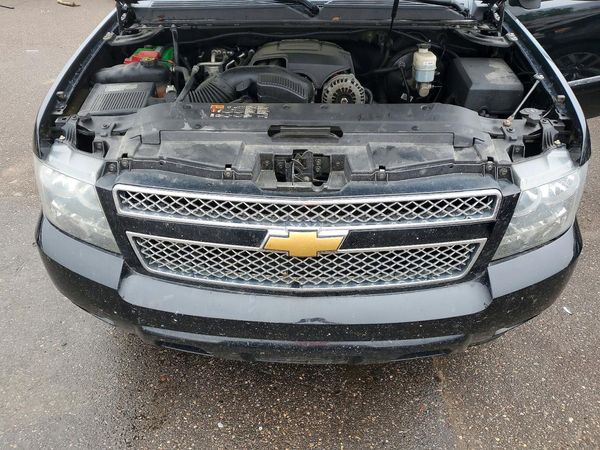 2013 CHEVROLET SUBURBAN LTZ — Engine bay