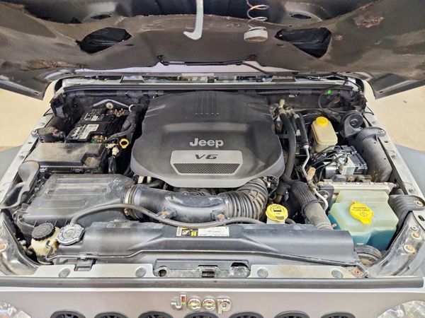 2015 JEEP WRANGLER UNLIMITED Rubicon — Engine bay