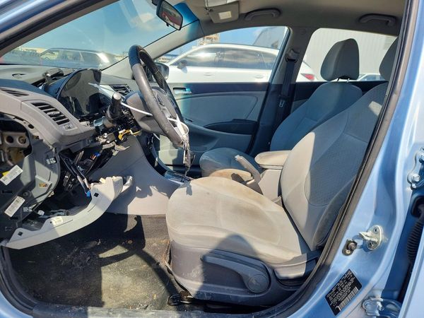 2012 HYUNDAI ACCENT GLS (Middle grade) — DENT