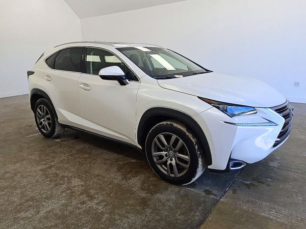 2015 LEXUS NX 200t Luxury — Passenger 3/4