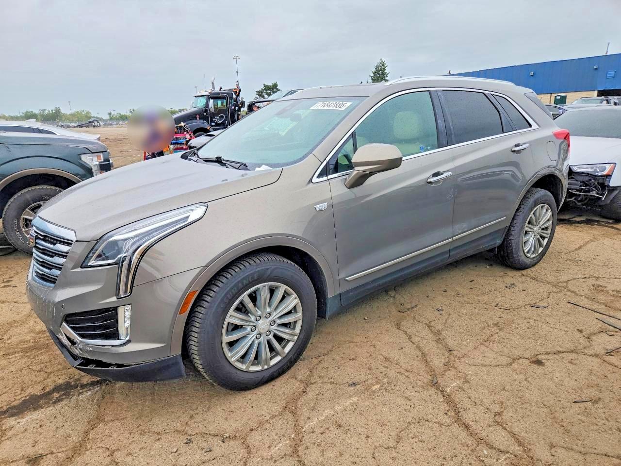 2017 CADILLAC XT5 Luxury — Front 3/4