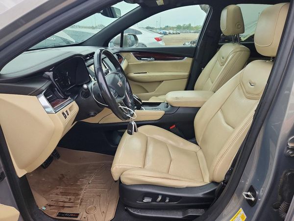 2017 CADILLAC XT5 Luxury — DENT