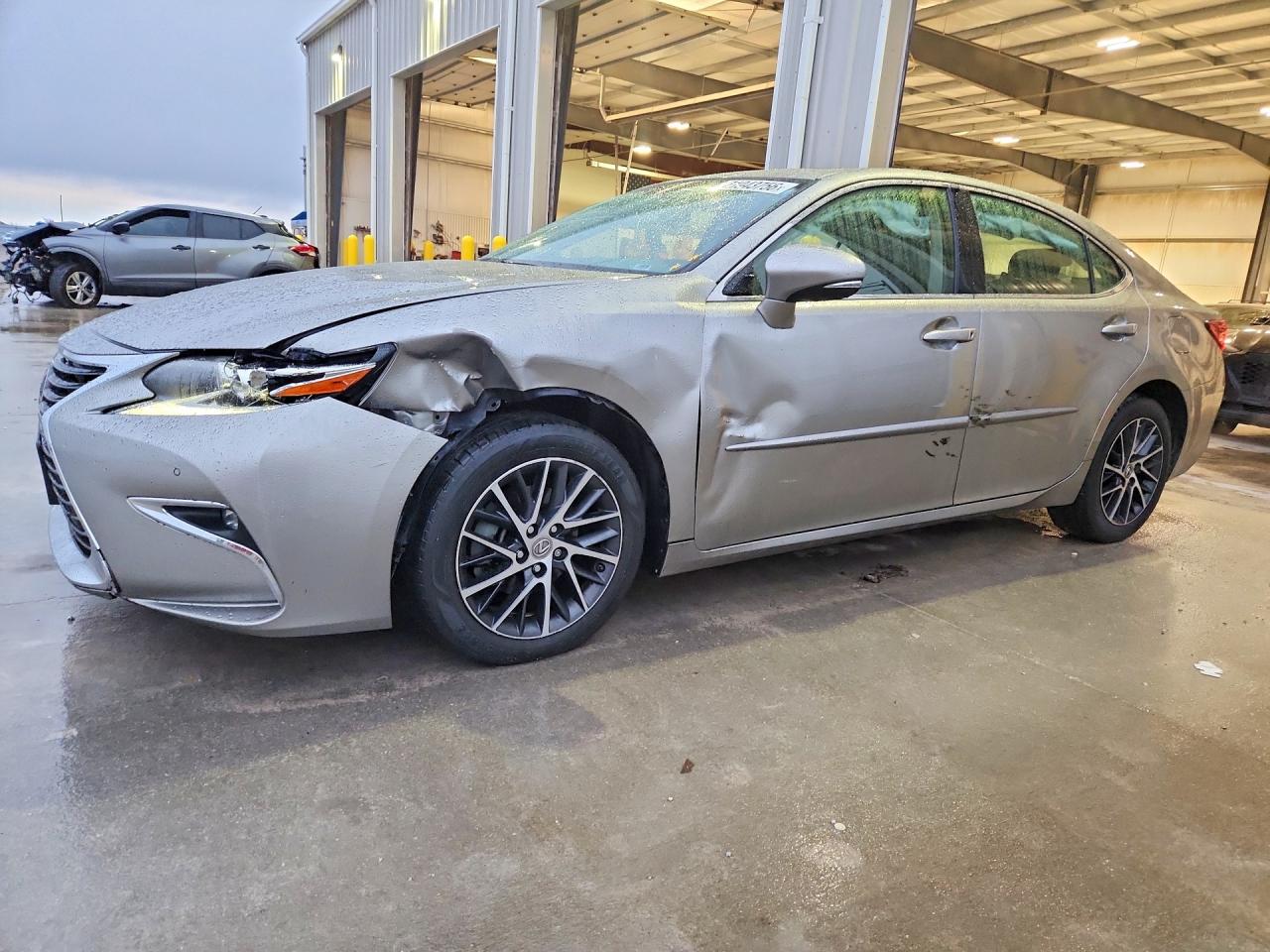 2016 LEXUS ES 350 — Front 3/4