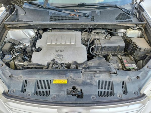 2013 TOYOTA HIGHLANDER Base/Hybrid — Engine bay