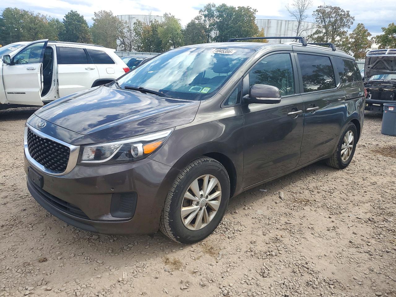2016 KIA SEDONA LX - Middle-low — Front 3/4