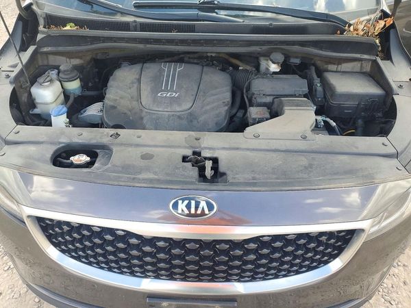 2016 KIA SEDONA LX - Middle-low — Engine bay