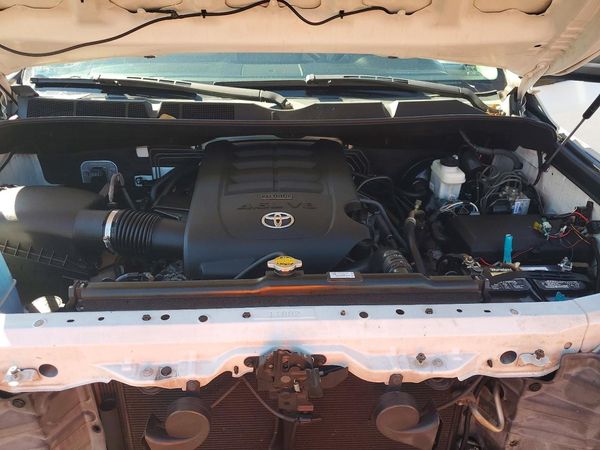 2016 TOYOTA TUNDRA SR/SR5 — Engine bay
